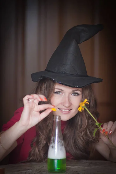 Die Hexe Bereitet Einen Zaubertrank Für Halloween Vor Niedliches Und — Stockfoto