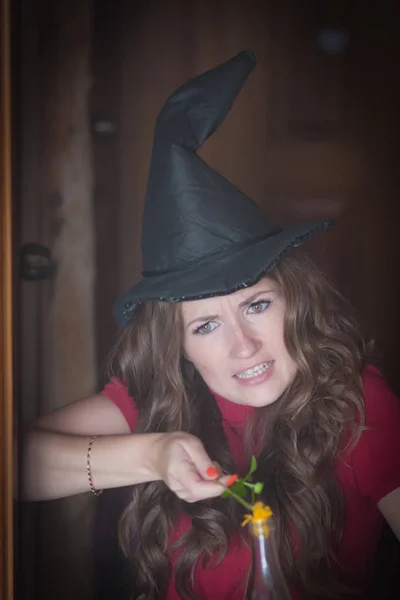 Čarodějka Připravuje Lektvar Halloween Legrační Dívka Proces Jak Milovat Lektvary — Stock fotografie