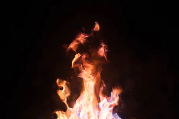 在黑暗的背景下的火焰舌头 橙色火 — 图库照片