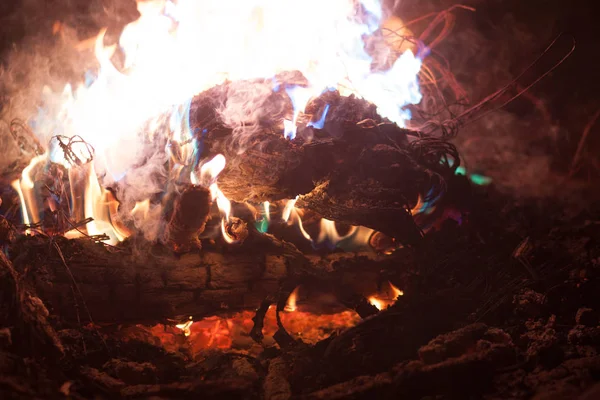 美丽的火 原木着火了一个热的火焰 — 图库照片