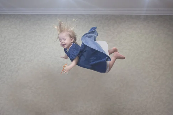 Conceito Queda Uma Menina Está Falar Tecto Criança Cai Uma — Fotografia de Stock