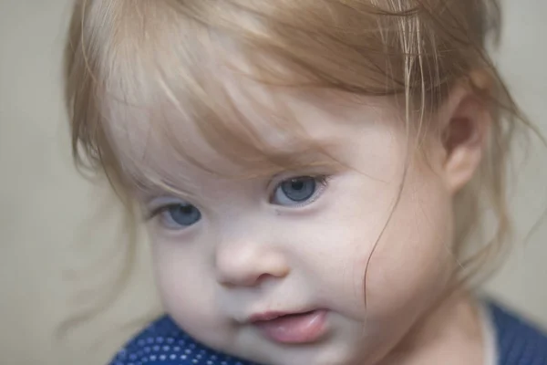 害羞婴儿概念 小女孩肖像与大蓝眼睛 — 图库照片