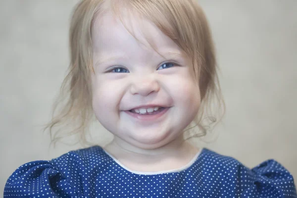 Criança Com Sorriso Doce Linda Menina Sorridente Loira Pequena — Fotografia de Stock