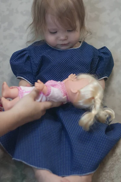Усиновлення Або Усиновлення Портрет Маленької Дівчинки Блакитної Сукні Лялькою Вертикальна — стокове фото