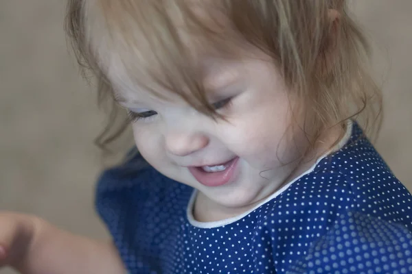 Sorri Criança Pequena Princesa Vestido Azul Bolinhas Bebé Giro Infância — Fotografia de Stock