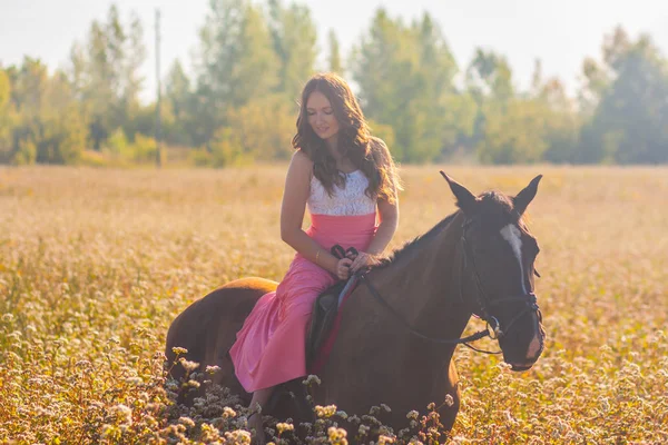 Menina Sorrindo Montando Cavalo Preto Vestido Rosa Férias Férias Olha — Fotografia de Stock