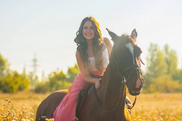 Leende Flicka Rider Häst Rosa Klänning Resor Och Vila Sommaren — Stockfoto