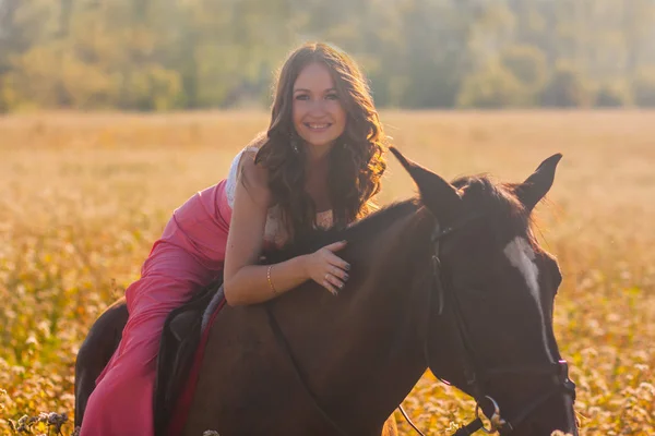 Glimlachend Meisje Paardrijden Een Paard Een Roze Jurk Zon Bij — Stockfoto