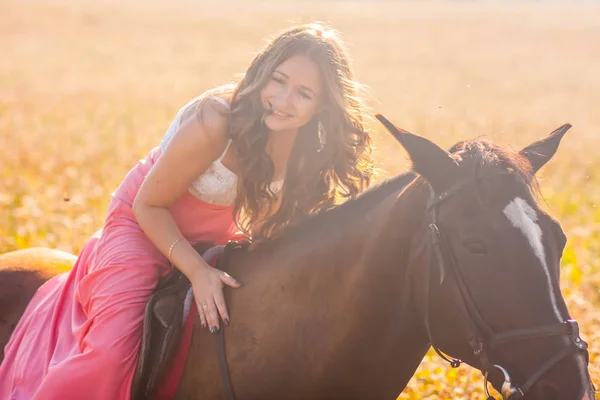 Glimlachend Meisje Paard Jurk Paard Zonnestralen — Stockfoto