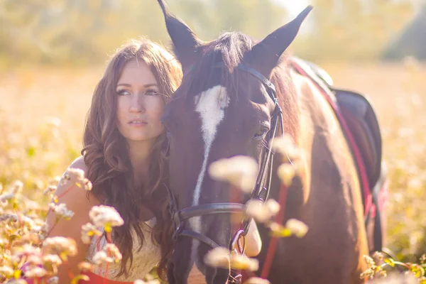 Portrait Une Fille Cheval Conduit Cheval Travers Champ Sarrasin Brunette — Photo