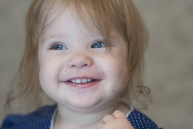 fikir çocuğun kafasına geldi. kirli bir hile gebe. küçük kız. sevimli ve sarışın