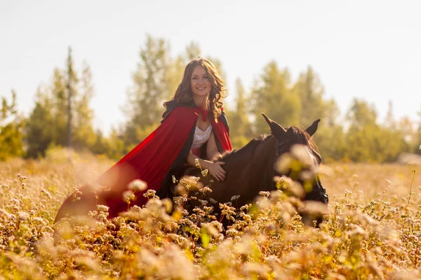 Die Königin Auf Dem Pferd Springt Zwischen Den Feldern Schönes — Stockfoto