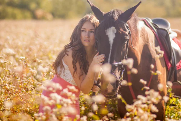 Portret Van Een Mooi Mooi Meisje Met Een Zwart Paard — Stockfoto