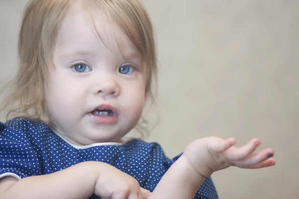 Pergunta Para Crianças Criança Está Rasgando Menina Bonito Vestido Azul — Fotografia de Stock