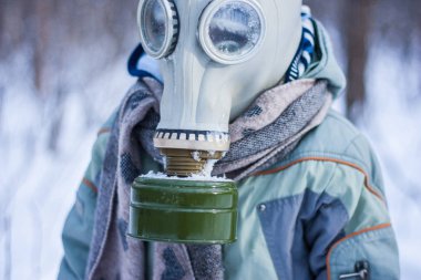 Üçüncü Dünya Savaşı. bir gaz maskesi kimyasal saldırılara karşı küçük bir çocuk portresi. kimyasal koruma maskesi
