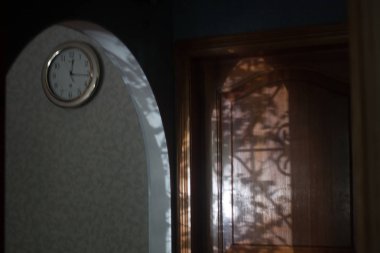 uykusuzluk. İç saat. ahşap bir kapı Ay'da gölgesi. uyku zamanı.