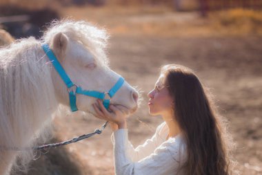 saflık ve masumiyet. güneşte at beyaz melekler uzun saçlı kız