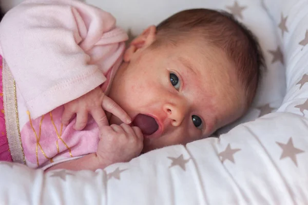 Здивувати Дитячі Емоції Дитина Ліжку Перед Сном Приваблива Дівчина — стокове фото