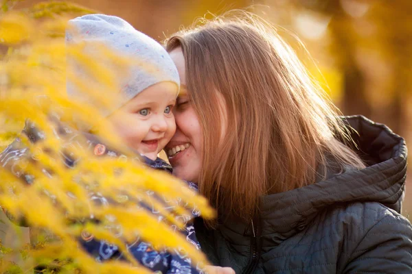 sonbahar parkında gülen çocuk. Annenin sevgisi. Altın sonbahar