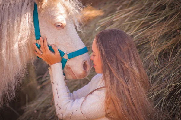 Bella Ragazza Con Criniera Bianca Pony Riposare Pagliaio Autunno Nel — Foto Stock