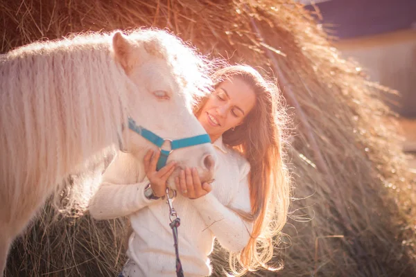 Menina Bonita Cavalo Sol Foto Positiva — Fotografia de Stock