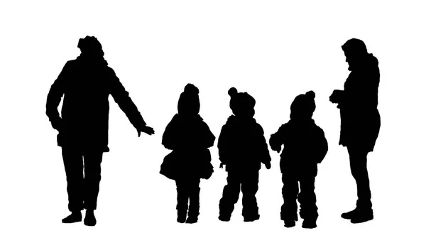 带着孩子的母亲和一个保姆散步 徒步游 西卢埃特的儿童和妇女 向量黑色在白色被隔绝的背景 — 图库矢量图片