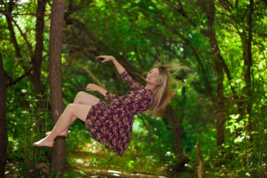 Sihir konsepti. İnsanlar havada süzülüyor..