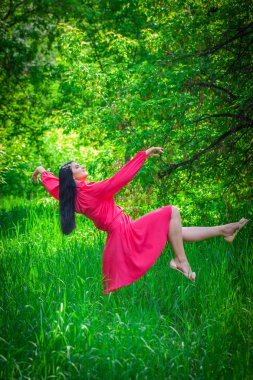 Sihir konsepti. Kız havada süzülüyor.