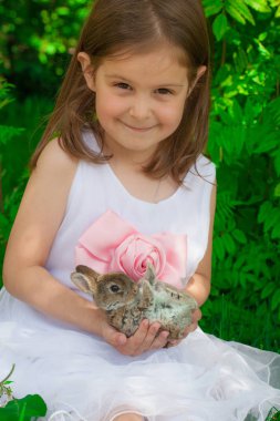 Elinde tavşan olan bir çocuk. Yakın plan..