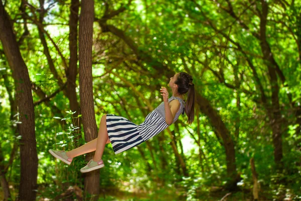 Das Konzept der Schwerkraft. Frau schwebt in der Luft. das Mädchen fliegt. — Stockfoto