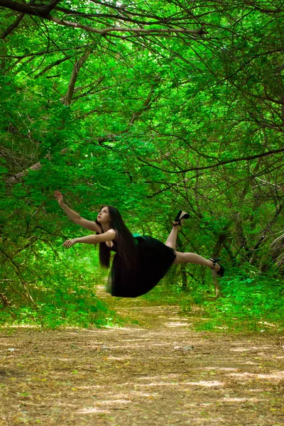 El concepto de magia. Hombre en vuelo . —  Fotos de Stock