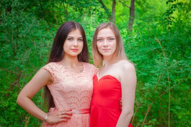 İki arkadaşın ortak portresi. Güzel elbiselerle poz veren güzel kızlar..