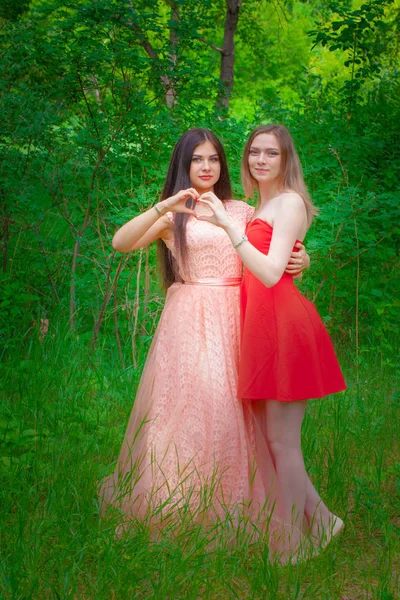 Fotos de duas meninas bonitas na floresta . — Fotografia de Stock