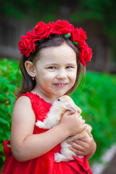 A rapariga está a segurar um coelho. Bebé pequeno bonito com animal . — Fotografia de Stock