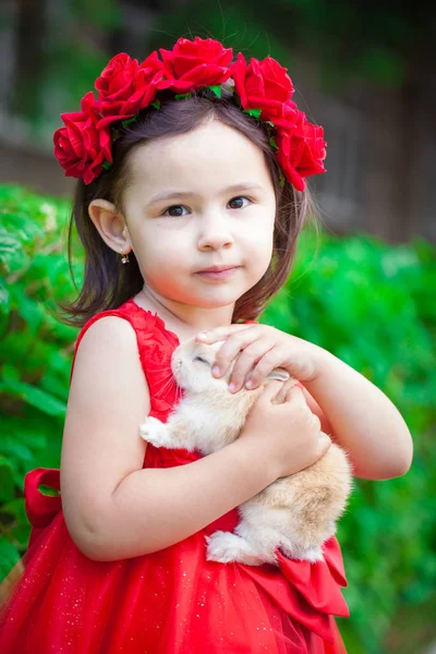 Retrato de uma menina bonita com um coelho. Crianças e animais . — Fotografia de Stock