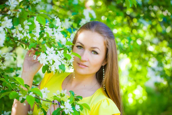 A bela menina de primavera em um contexto de uma árvore florescente. Menina encantadora posando . — Fotografia de Stock