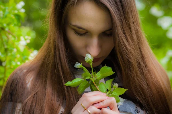 O conceito de ternura. Menina cheira uma flor . — Fotografia de Stock
