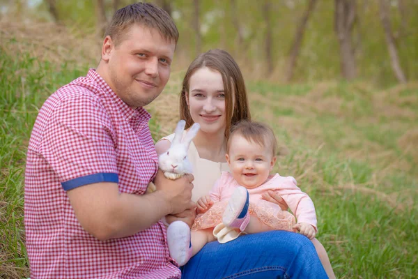 Das Konzept eines Familienspaziergangs. glückliche Familie auf der Straße. — Stockfoto