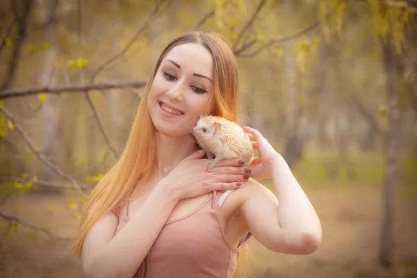 Menina bonita com um ouriço em seu ombro . — Fotografia de Stock