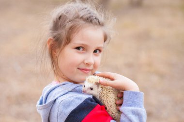 Kirpiyle küçük tatlı bir kızın portresi..