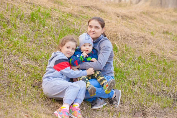 Das Konzept einer glücklichen Familie. Mutter mit Kindern spazieren. — Stockfoto