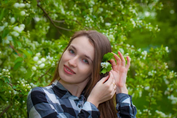 Il concetto di primavera. Bella giovane donna su uno sfondo di legno . — Foto Stock