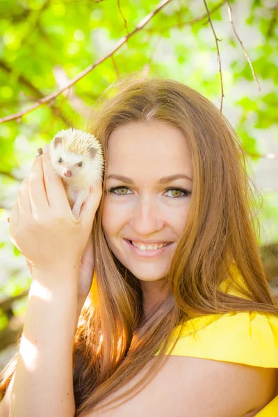 Portrét krásné dívky s ježkem v rukou. — Stock fotografie