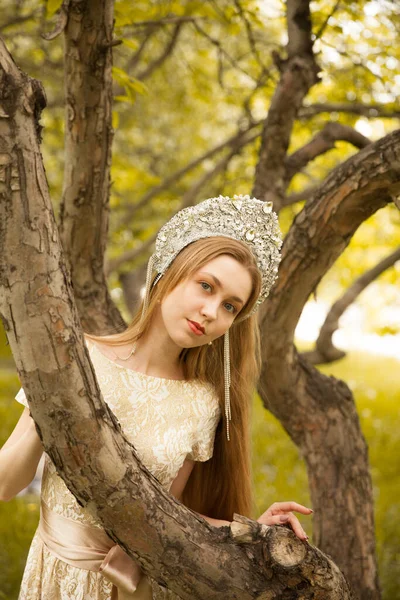 Girl Crown Magnificent Queen Fairy Tale Blossoming Lilacs Beautiful Blonde — Stock Photo, Image