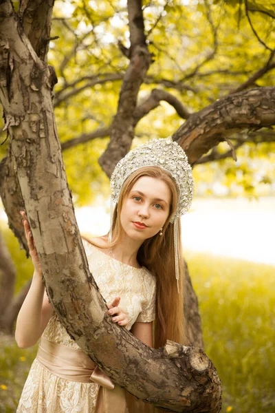 Rapariga Coroa Rainha Magnífica Conto Fadas Entre Lilases Florescentes Loira — Fotografia de Stock