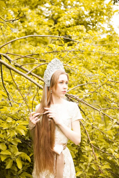 왕관에 꽃피는 라일락들 사이의 아름다운 금발에 머리에은 티아라를 — 스톡 사진