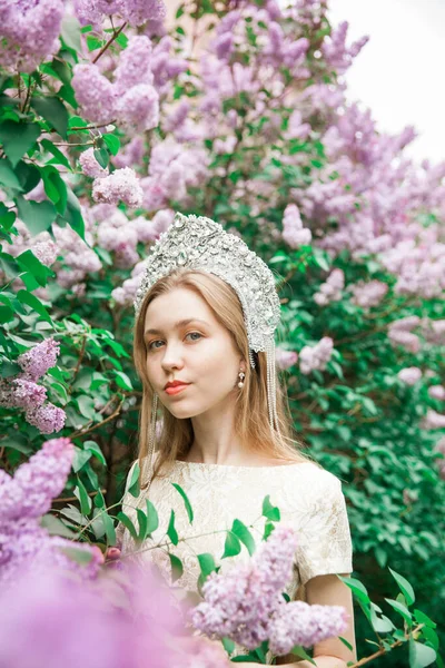 Rapariga Coroa Rainha Magnífica Conto Fadas Entre Lilases Florescentes Loira — Fotografia de Stock