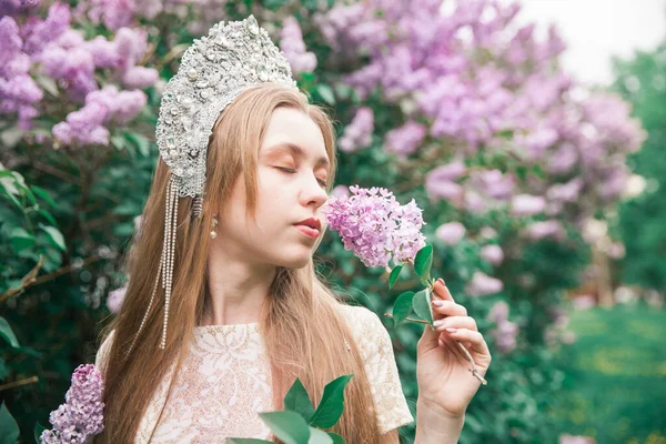 Rapariga Coroa Rainha Magnífica Conto Fadas Entre Lilases Florescentes Loira — Fotografia de Stock