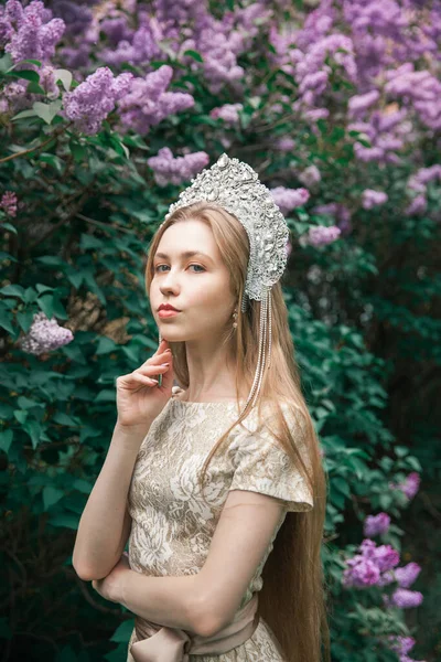왕관에 꽃피는 라일락들 사이의 아름다운 금발에 머리에은 티아라를 — 스톡 사진