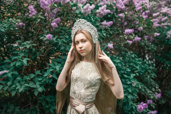 Rapariga Coroa Rainha Magnífica Conto Fadas Entre Lilases Florescentes Loira — Fotografia de Stock